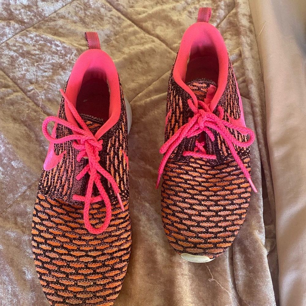 Pink Nike - Picture 2 of 4